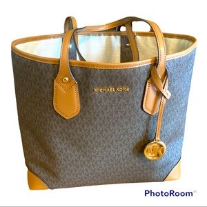 Gorgeous Michael Kors Tote